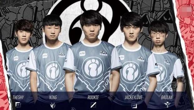 在你头上扣篮！ JackeyLove 的女警在团战中被 Tarzan 的潘森击杀， Anyone's Legend 取得了赛点